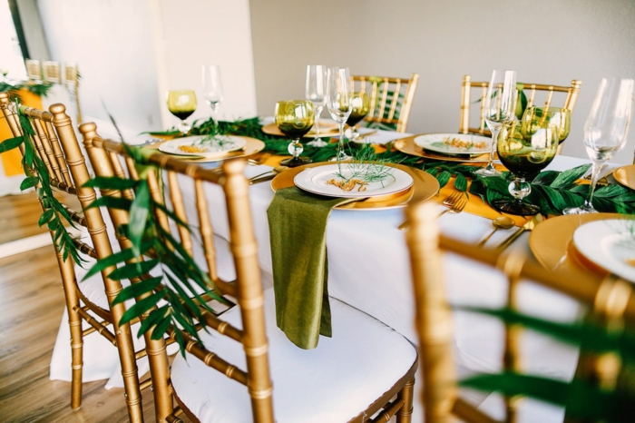 deco table mariage feuilles tropicales, theme mariage tropical, serviettes vertes luxueuses, verres à vin et flutes à champagne
