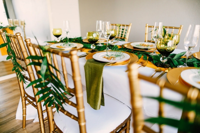 deco table mariage feuilles tropicales, theme mariage tropical, serviettes vertes luxueuses, verres à vin et flutes à champagne