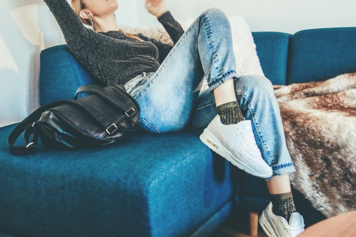 Baskets blanshes, jean bleu, top et chaussettes a la meme couleur gris avec argenté niches, marque vetement femme photo tumblr fille s habiller comme les filles inatagram