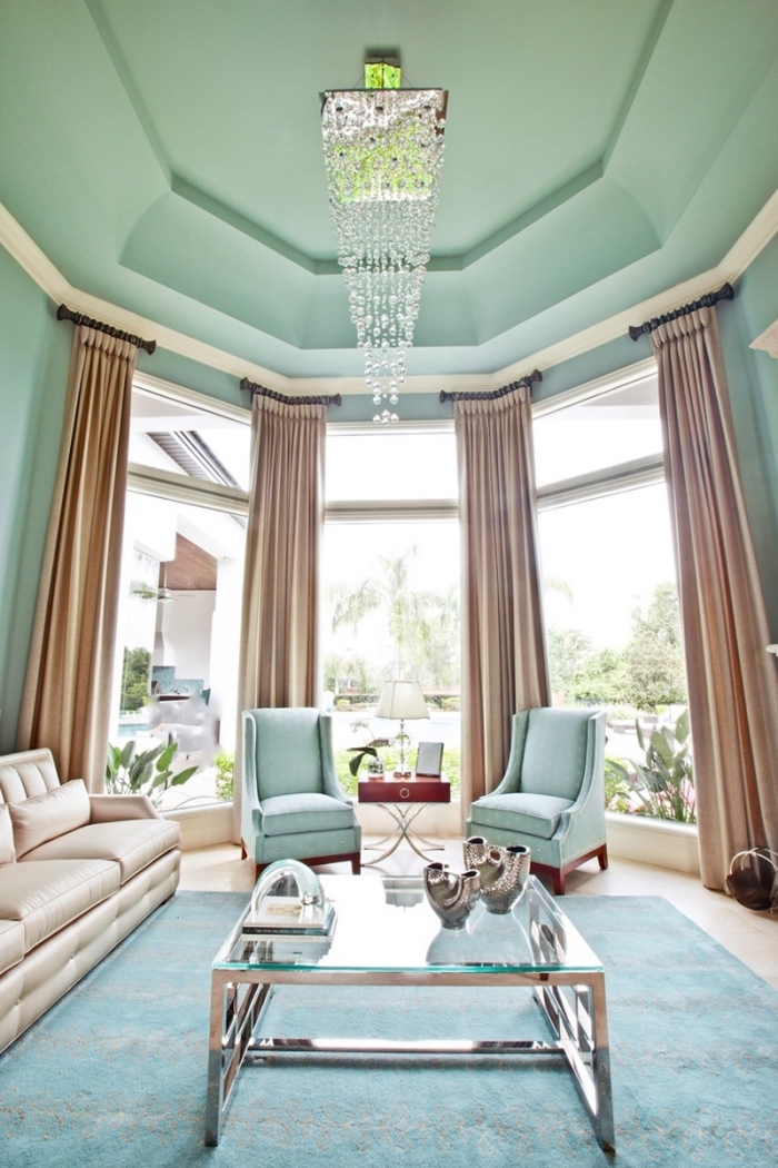 modèle de salon en couleurs pastel vert et bleu, peinture plafond vert amande, modèle de tapis bleu pastel et gris