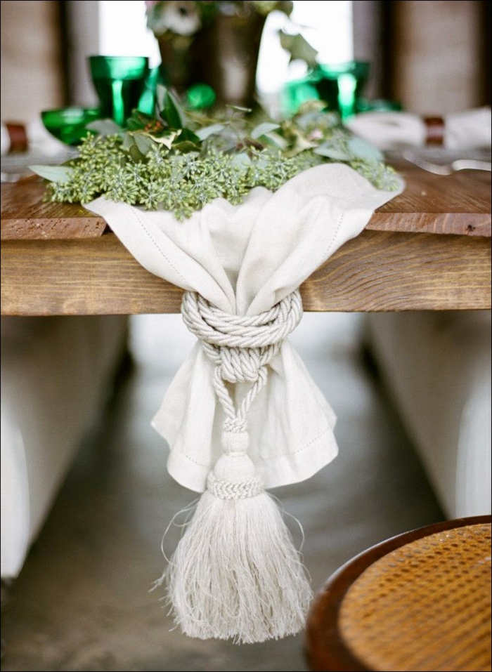 chemin de table pour mariage en tissu blanc noué avec une corde du côté, verres vert émeraude