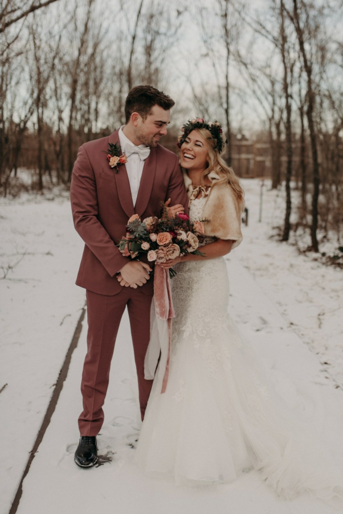 mariage d'hiver, homme en costume couleur terracotta, bouquet champêtre, couronne de fleurs, chaussures homme noires