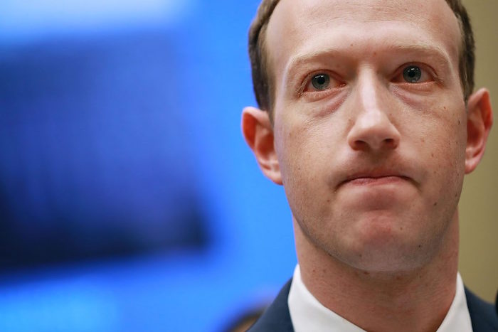 photo mark zuckerberg en plein désarroi après les polémiques concertant le traitement des données par facebook