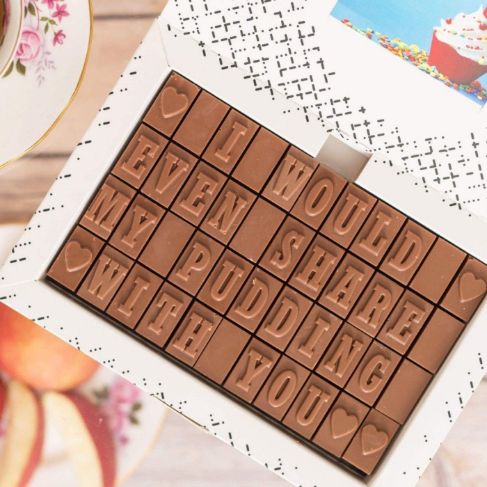 idée surprise saint valentin, boîte de chocolat pour la fête des amoureux, chocolat au miel avec message d'amour