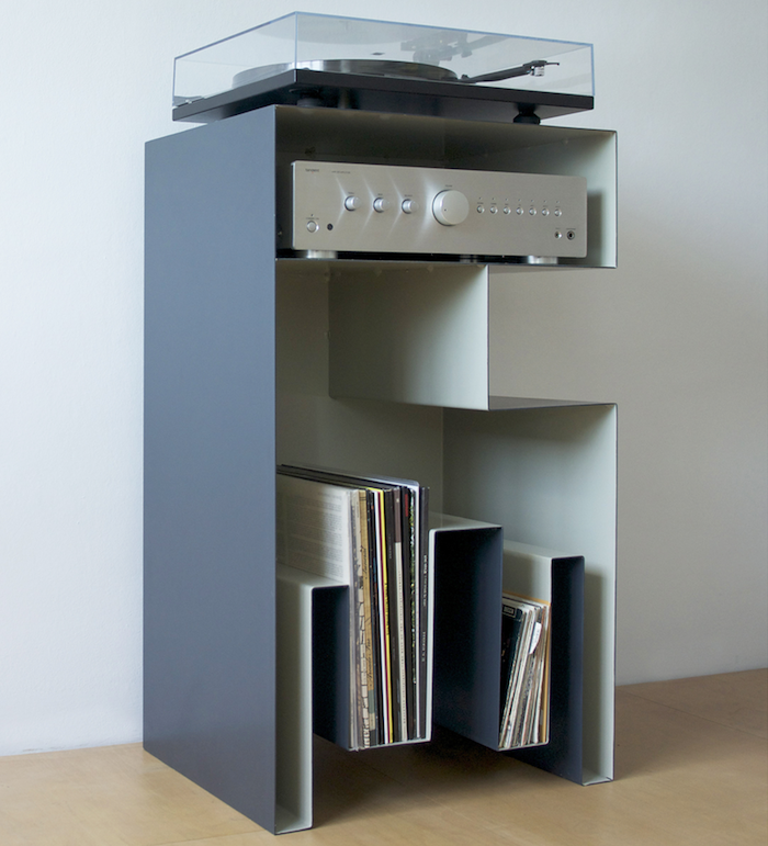 meuble pour platine vinyle et disques 33 tours design fait main diy en métal plié gris et blanc avec emplacement ampli