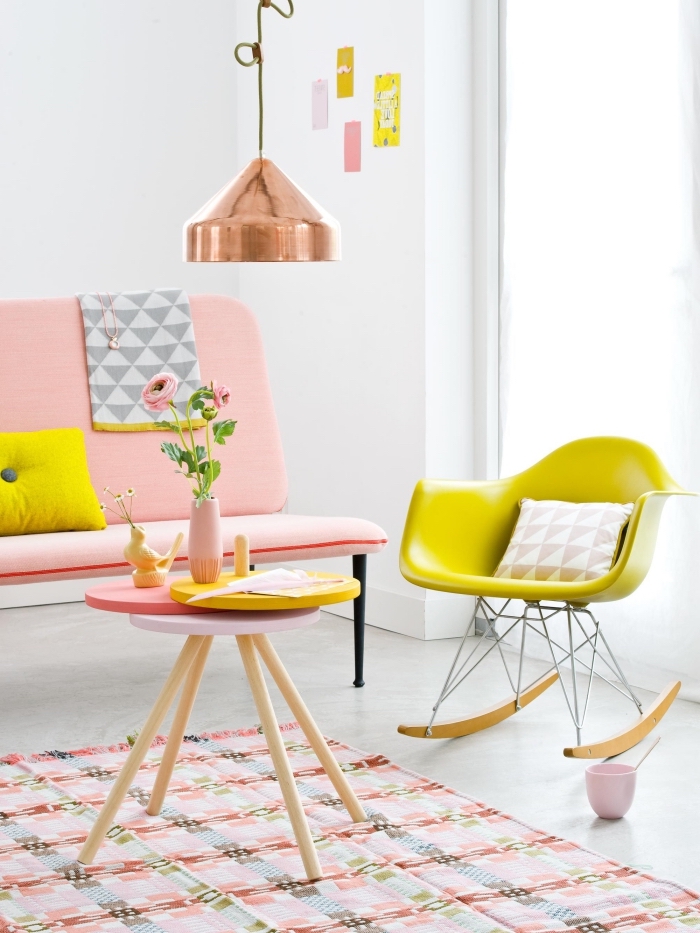 une table basse au design scandinave fabriquée à partir de trois plateaux de tabourets frosta peints en rose et jaune et des des pieds en bois