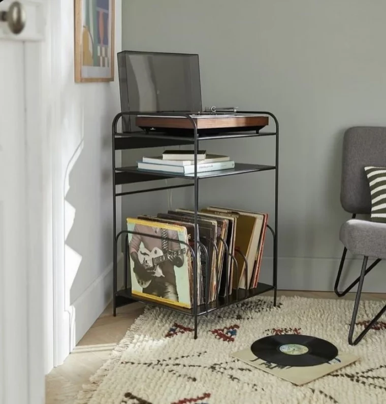 meuble rangement ouvert platine disques vinyle tapis blanc frange