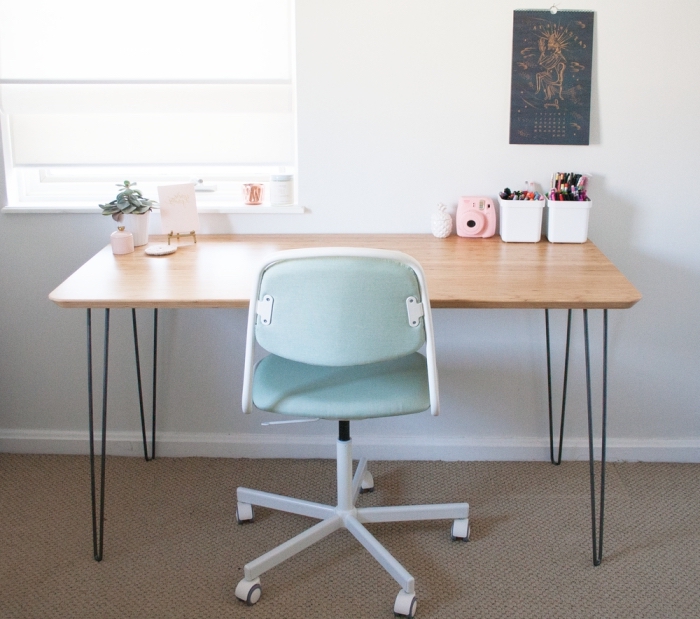 un bureau vintage fabriqué avec un plateau de table hilver de chez ikea et des pieds en épingle, idée de detournement meuble ikea malin