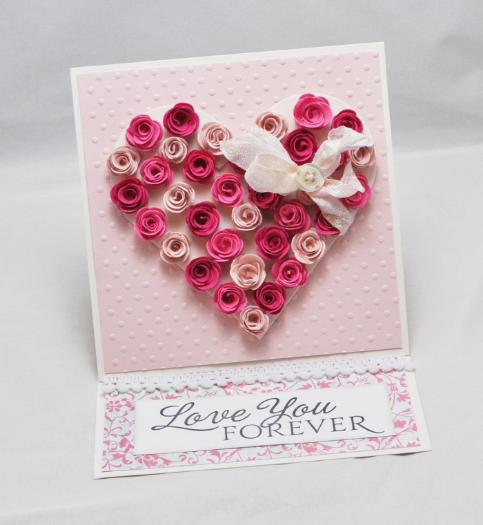 activité manuelle adulte pour la fête des amoureux, modèle de carte St Valentin avec bouquet de mini rose en forme de coeurs