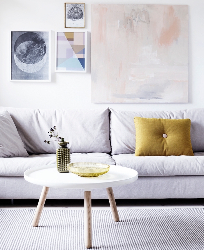 objets déco art mural, modèle de canapé salon blanc décoré avec coussin couleur moutarde, modèle table salon ronde