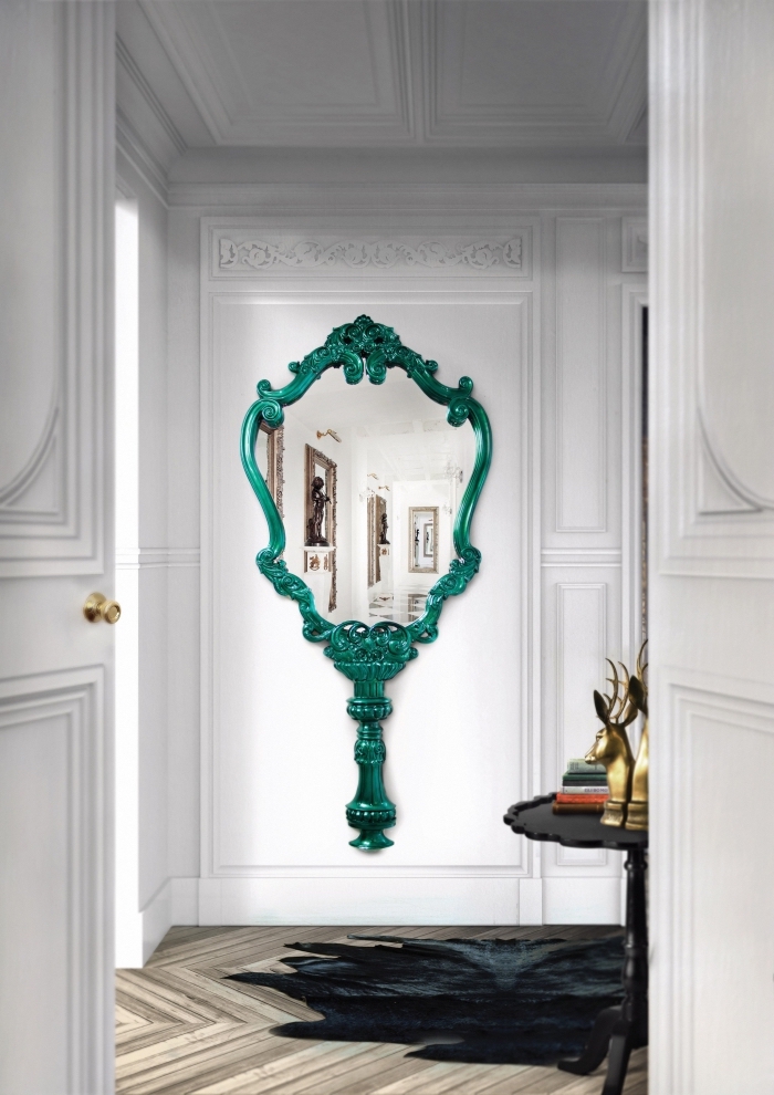 accessoire vert pour déco pièce blanche, modèle de miroir rétro chic à peinture turquoise, déco blanc et bois avec objet vert turquoise