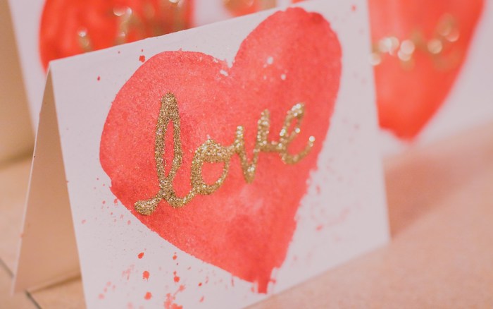 coeur rose couleur saumon sur carte papier blanc, avec des tâches de peinture, idée saint valentin petite surprise fait main