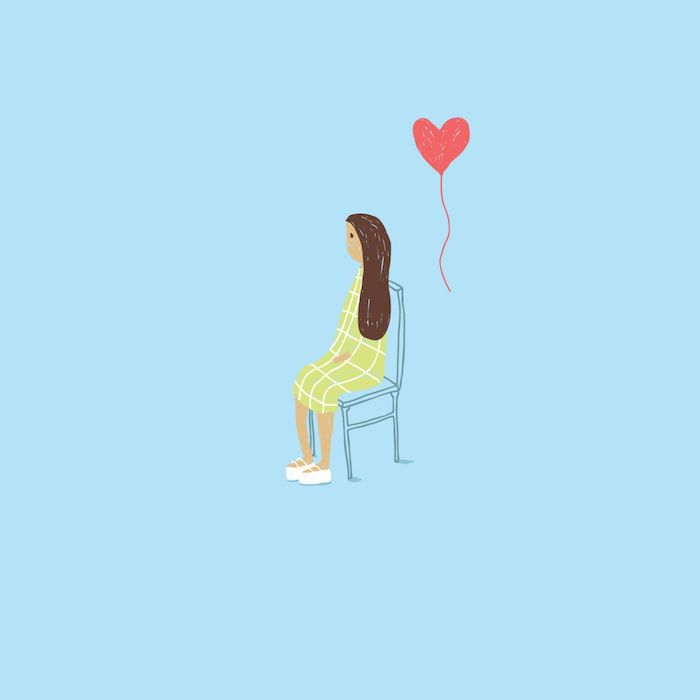 dessin d amour dans la vie réelle, fille assise sur une chise en robe vert pistache et un ballon en forme de coeur derrière