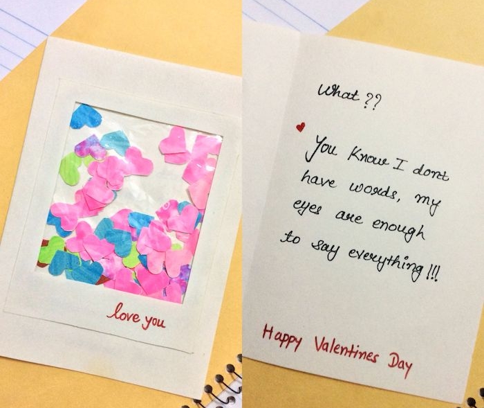 carte de voeux enveloppe à fenêtre plastique transparente remplie de petits coeurs de papier rose, vert et bleu, mot d amour pour lui