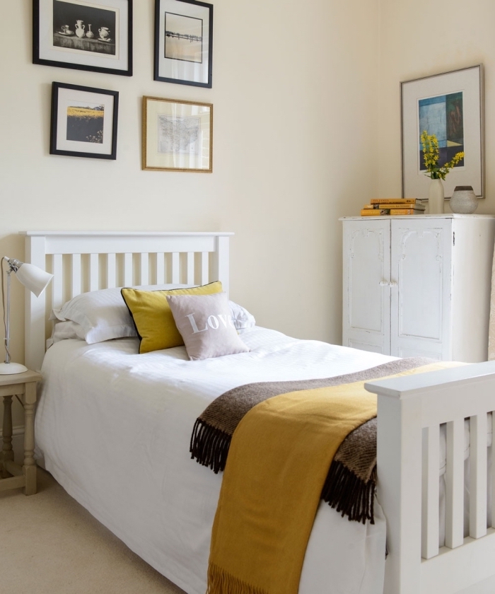 comment aménager chambre ado aux murs beige avec meubles bois blanc, idée déco avec coussins et plaids en couleur ocre