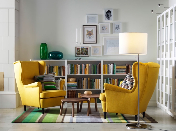 modèle de fauteuil moderne de couleur jaune, idée déco coin lecture dans un salon blanc avec table double bois foncé
