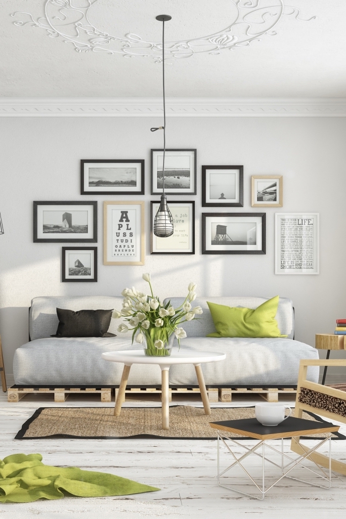 aménagement salon blanc avec mur de cadres noir et bois, décoration salon blanc et bois avec accessoires de couleur vert anis