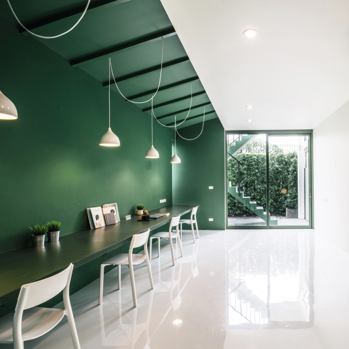 peindre un mur en nuance de vert foncé, exemple de décor élégant et chic à design bicolore vert épinard et blanc