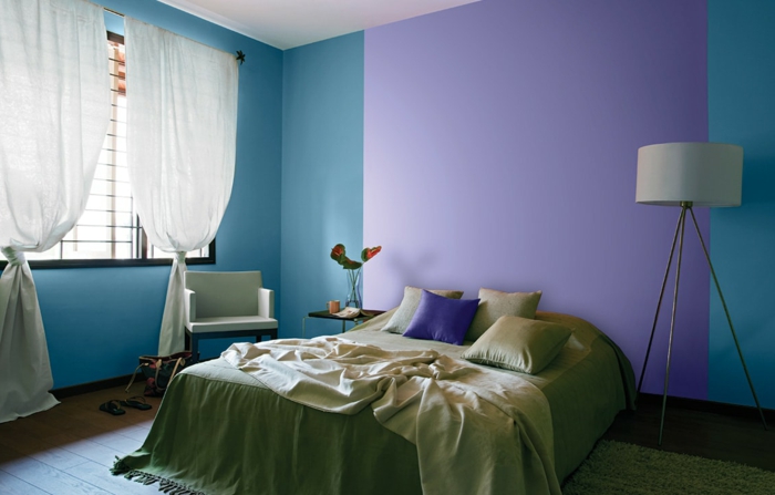 murs en bleu et violet, couleur mur chambre originale, lampe blanche tripode, rideaux blancs