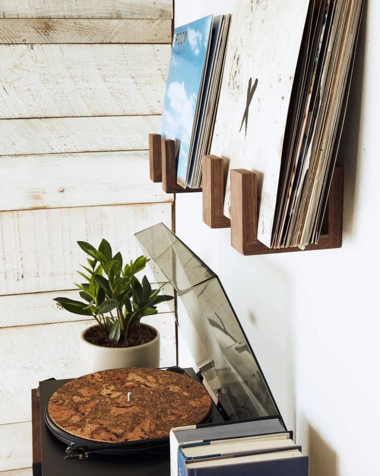murs revetement bois range vinyle mural crochets bois fonce racks