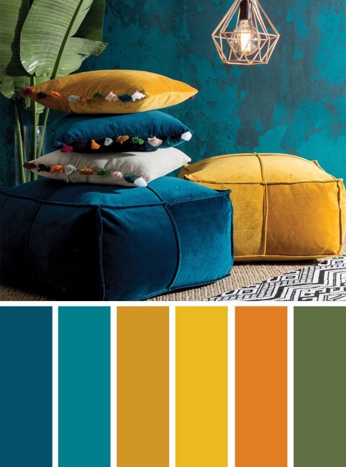 idée quelle couleur associer au bleu marine, déco ethnique dans un salon aux murs bleu foncé avec accessoires jaune moutarde