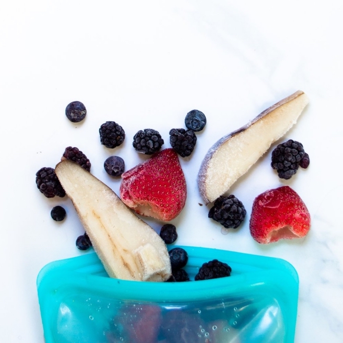 conserver des portions individuelles de fruits congelés pour préparer rapidement des smoothies, astuces rangement cuisine