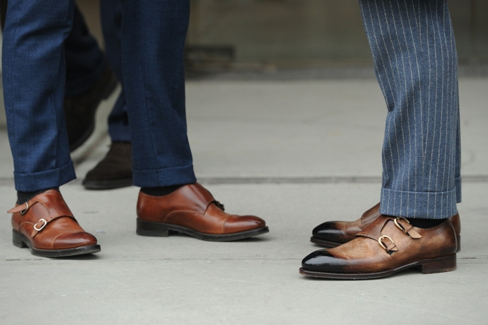 chaussures deux boucles homme, pantalon bleu et pantalon rayé, chaussures homme couleur cognac