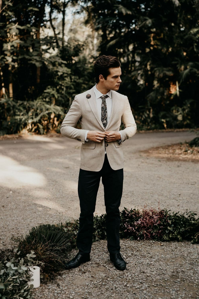 tenue pour assister à un mariage, pantalon noir, veste beige claire, cravate, chaussure homme mariage