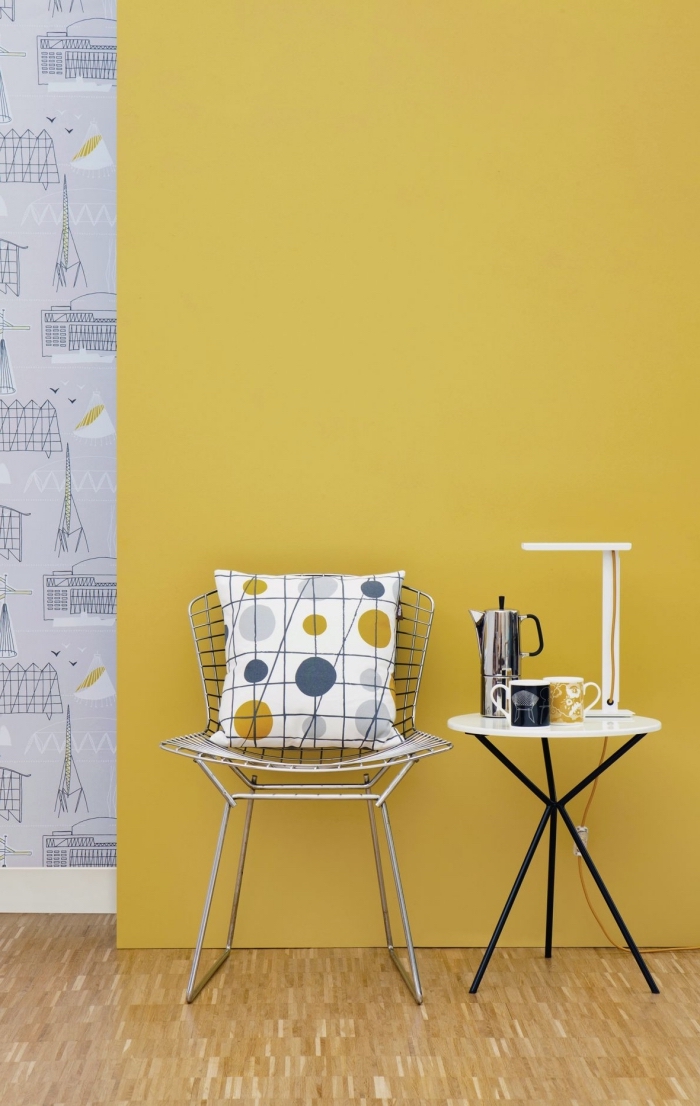 exemple de peinture jaune moutarde, design intérieur moderne avec murs bicolore, meuble chaise métal et table ronde noir et blanc