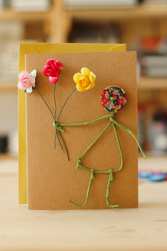technique de scrapbooking facile, idée scrapbooking simple avec carte DIY en papier recyclé et petites fleurs