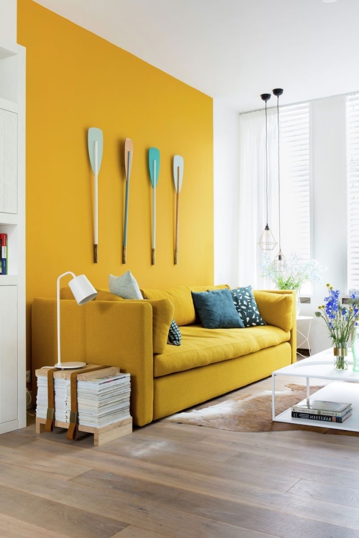 revêtement mural design peinture bicolore, déco de salon avec pan de mur de peinture jaune moutarde et plafond blanc