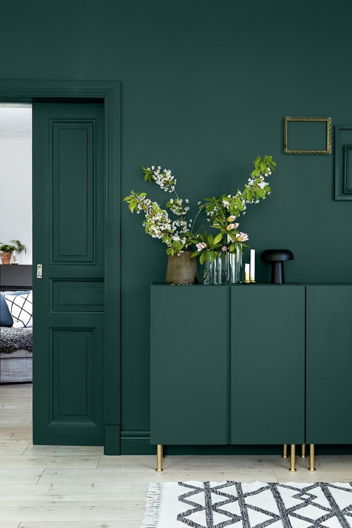 quelle nuance de vert pour les murs du salon, exemple peinture couloir moderne, modèle couloir vert foncé avec plancher bois clair