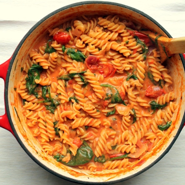 recette salée avec mascarpone, des pâtes spirales réconfortantes à la sauce de tomate, mascarpone et basilic