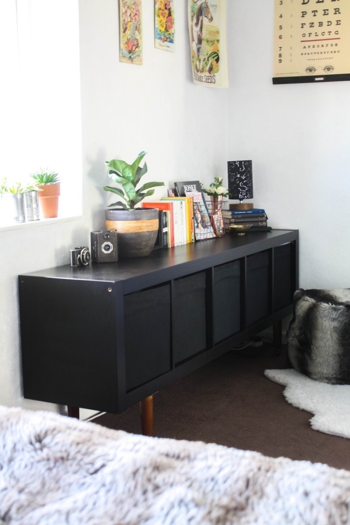 peindre un meuble ikea en noir, un module de rangement kallax avec portes et poeds en bois détourné en une enfilade de style bohème chic