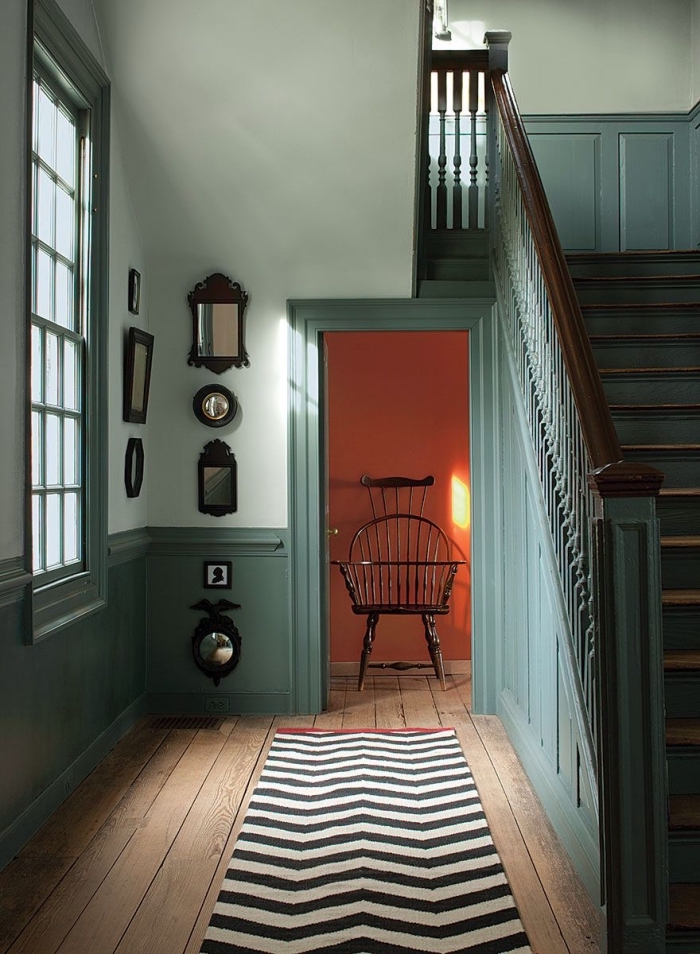 peindre une cage d'escalier en 2 couleurs contrastantes de la même tonalité, escalier et soubassement en bois peint en vert qui s'accorde avec la peinture murale verte en tonalité plus claire