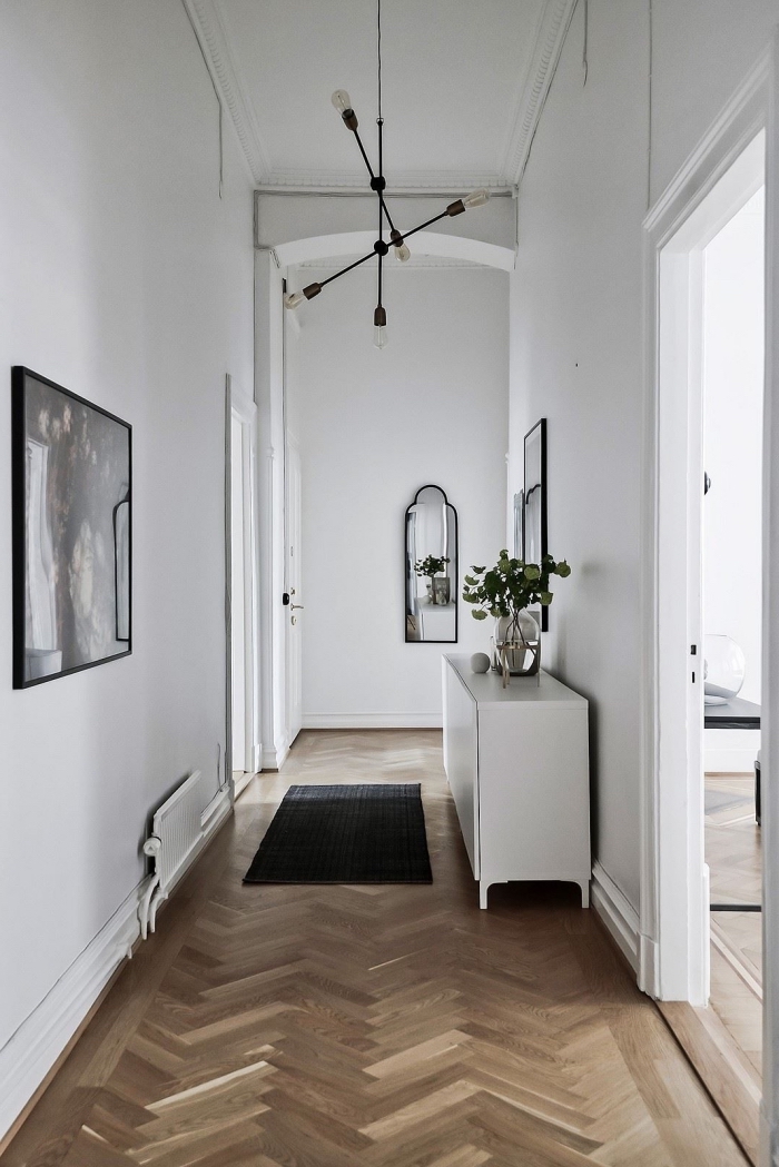 un couloir blanc de style scandinave avec des accents noirs introduits par petites touches, deco couloir scandinave blanc
