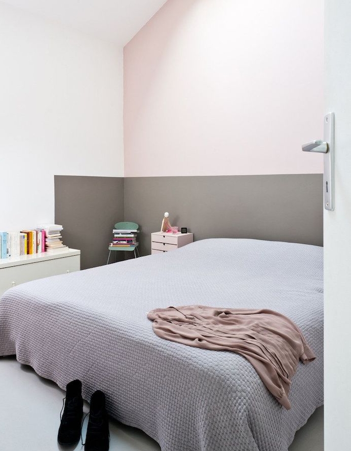 idée de couleur de peinture murs chambre à coucher gris et rose, couverture de lit gris clair, livres rangés sur étagère blanche