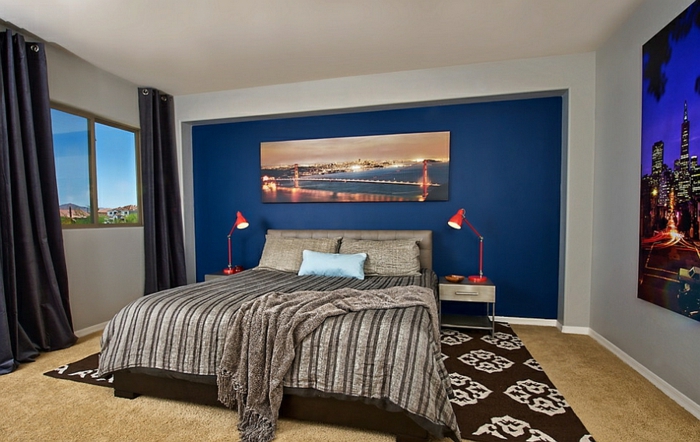 chambre à coucher adulte moderne en bleu et gris clair, tapis noir vintage, deux chevets flottants, posters muraux; 