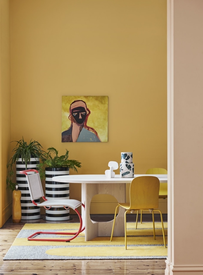 quelle couleur pour mur 2019, peinture nuance jaune moutarde pour les murs dans le salon, modèle de tapis gris et jaune rectangulaire