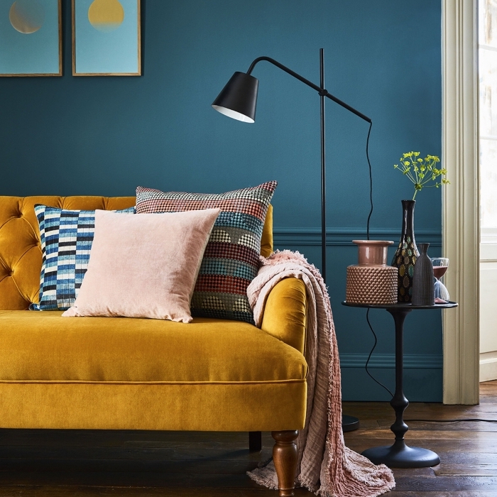 modèle de canapé jaune moutarde en velours avec dos boutonné, idée quelle couleur associer au bleu marine dans un salon