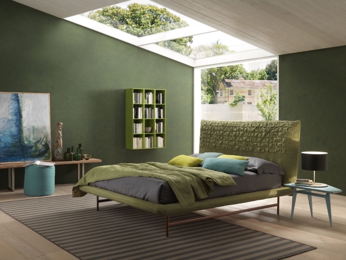 comment aménager une chambre à coucher moderne, choix peinture pour chambre adulte, murs de couleur vert foncé