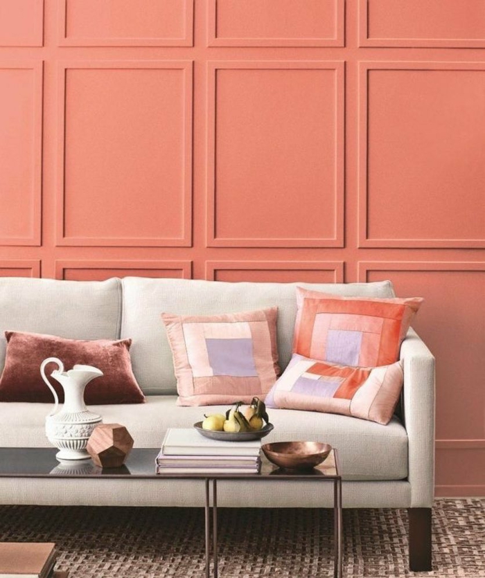 sofa beige, coussins en couleurs délicates, table rectangulaire, panneau mural, couleurs hiver 2019 pantone 