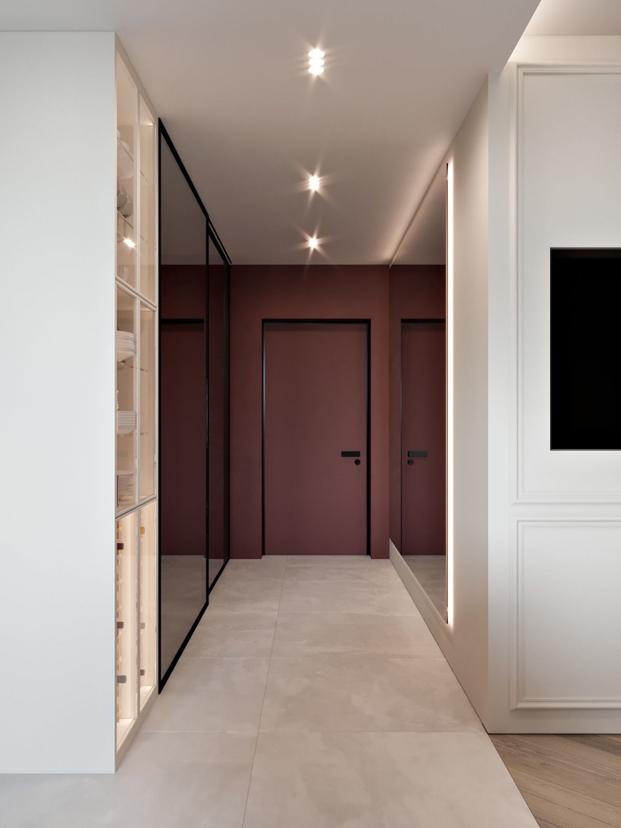 astuce peinture couloir pour apporter de la profondeur à l'espace, porte d'entrée et mur au fond peints en couleur lie de vin contrastant avec les murs blancs