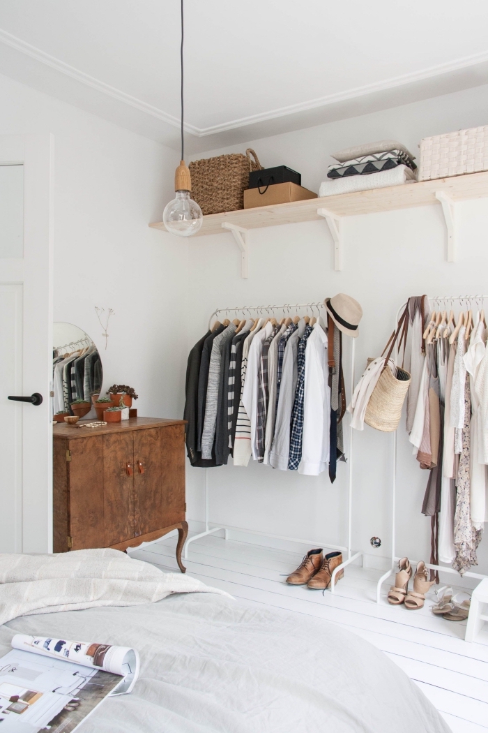 comment faire un dressing dans une chambre de petite taille, dressing avec penderies minimalistes et une étagère murale 