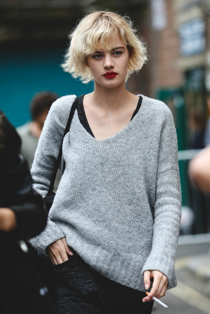 street style féminin, pull gris clair, rouge à lèvres vif, coiffure carré cheveux blonds, carré frangé messy