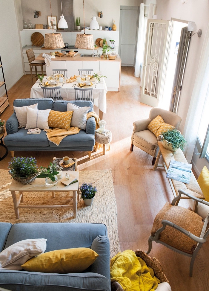 décoration salon blanc avec meubles de bois, quels accessoires déco pour une pièce cozy, coussins de couleur jaune