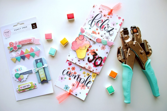 kit d'embellissement et figurines scrapbooking, comment décorer une carte d'anniversaire avec stickers scrapbook