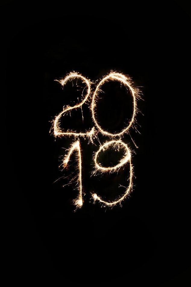 Célébration pour la nouvel an 2019, chiffres en feu artificiel, photo à longue exposition, écrire ce que tu veux en fond noir