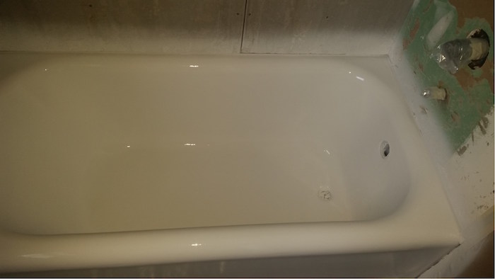 photo d une baignoire en phase d être repeinte avec une nouvelle peinture epoxy blanche