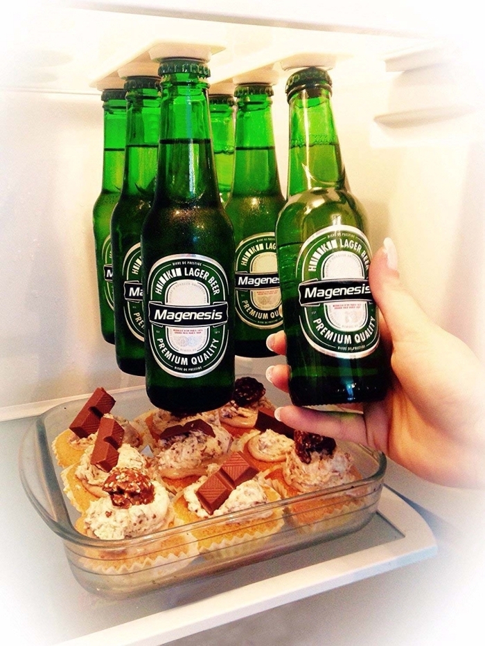 un porte-bouteille magnétique pour y fixer les bières dans le frigo, astuces pour une meilleure organisation frigo